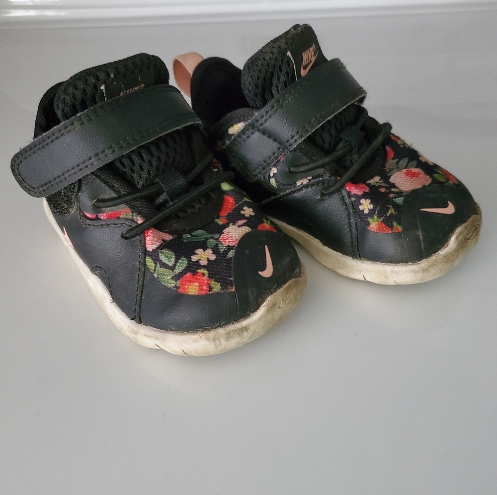 Nike Toddler size 5 Flex Contact 3 shoes floral
